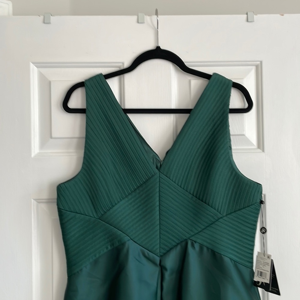 NWT ADRIANNA PAPELL HIGH/LOW EVENING GOWN WITH SIDE POCKETS in GREEN, size 16